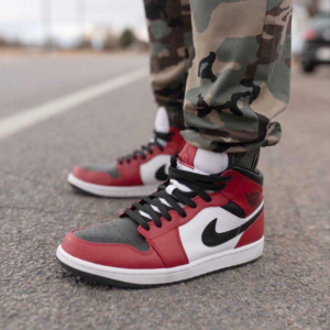 Alternative view of Giày Nike Air Jordan 1 Mid 'Chicago Black Toe' 554724-069