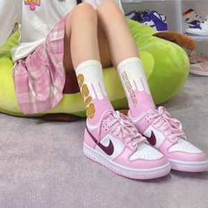 Alternative view of Giày Nike Dunk Low GS 'Pink Foam' CW1590-601