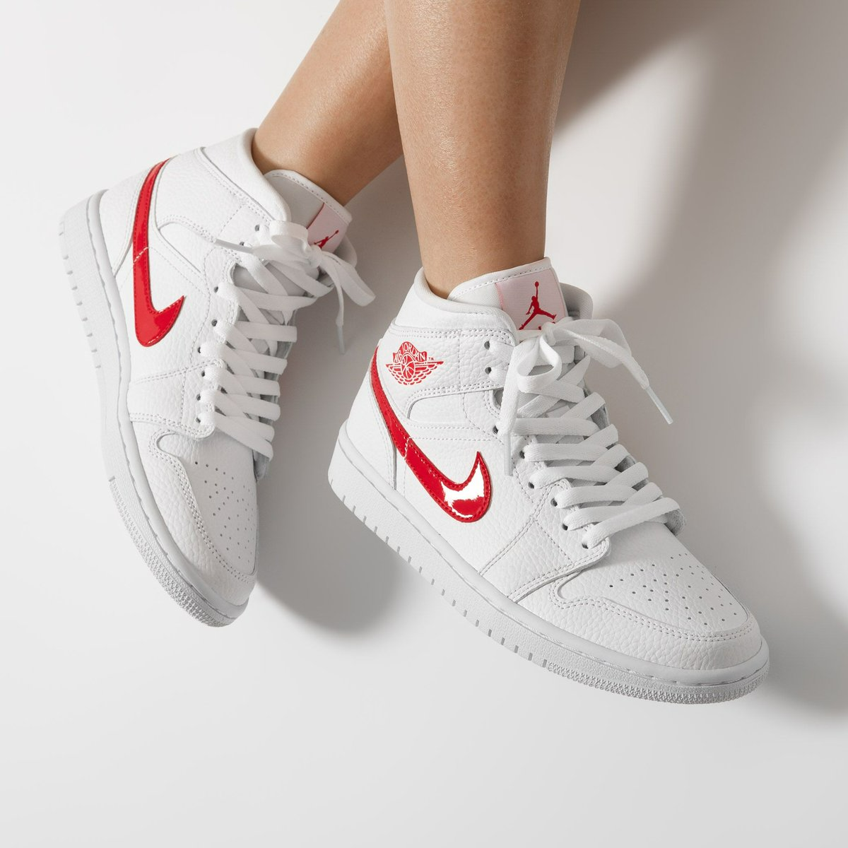 Giày Nike Wmns Air Jordan 1 Mid 'White University Red' BQ6472-106 - Ảnh 3