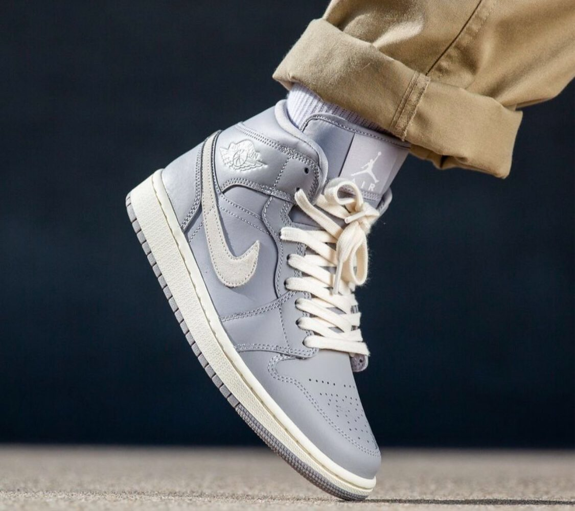 Giày Nike Wmns Air Jordan 1 Mid 'Grey Light Bone' CD7240-002 - Ảnh 2