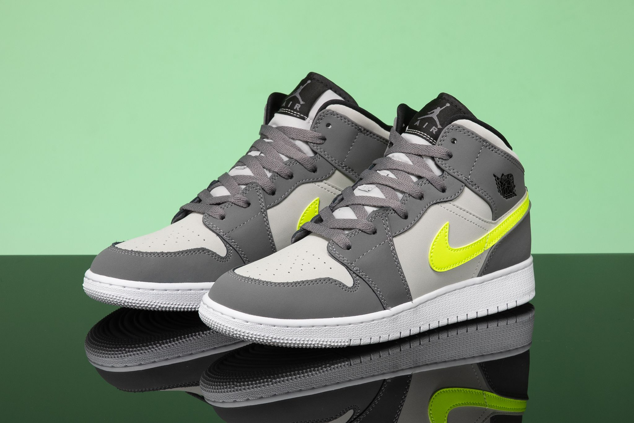 Giày Nike Air Jordan 1 Mid GS 'Gun Smoke Volt' 554725-072 - Ảnh 4