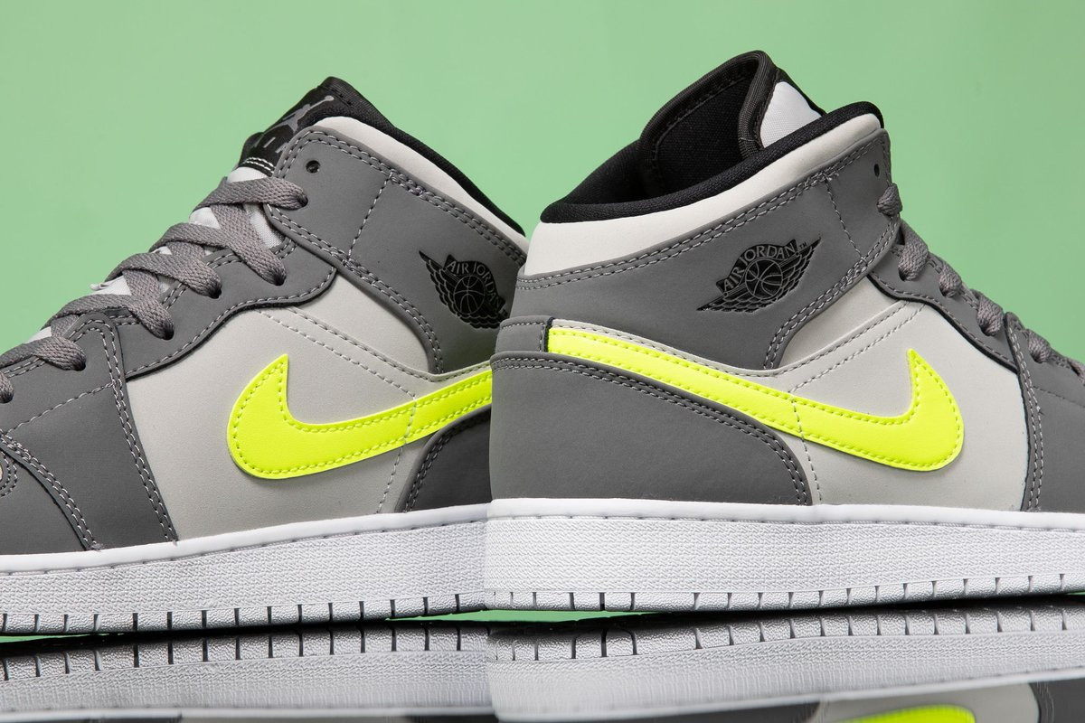 Giày Nike Air Jordan 1 Mid GS 'Gun Smoke Volt' 554725-072 - Ảnh 3