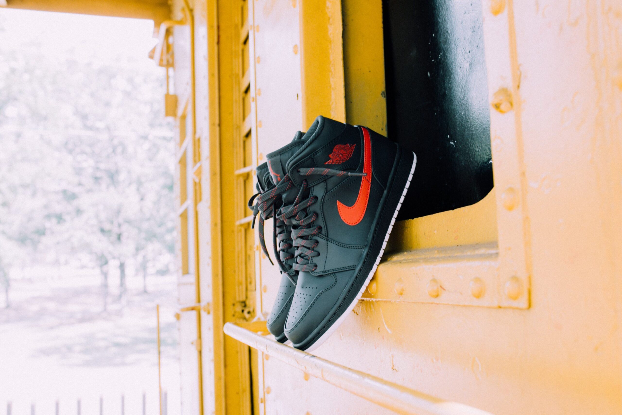 Giày Nike Air Jordan 1 Mid 'Anthracite Gym Red' 554724-045 - Ảnh 3