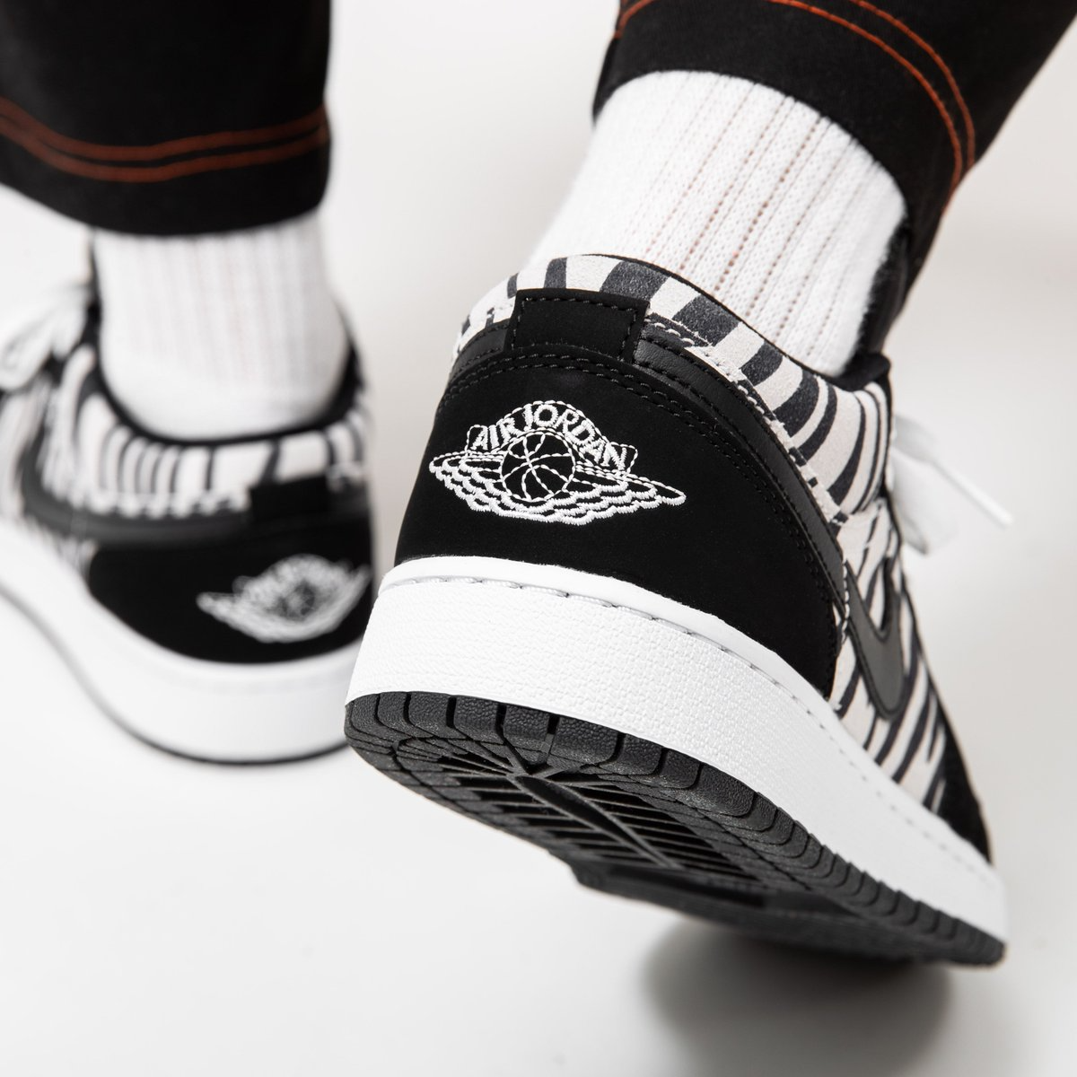 Giày Nike Air Jordan 1 Low GS 'Zebra' 553560-057 - Ảnh 4