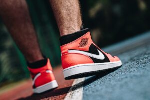 Alternative view of Giày Nike Air Jordan 1 Retro Mid 'Infrared 23' 554724-061