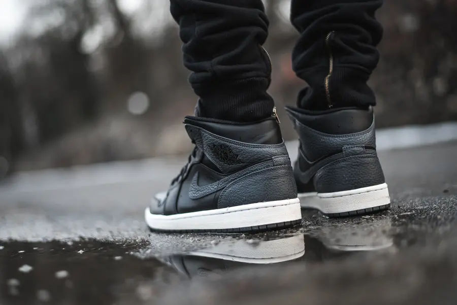 Alternative view of Giày Nike Air Jordan 1 Mid 'Tumbled Leather Grey' 554725-041