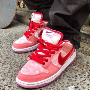 Alternative view of Giày Nike StrangeLove x Dunk Low SB 'Valentine's Day' CT2552-800