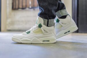 Alternative view of Giày Nike Air Jordan 4 Retro Metallic Green CT8527-113