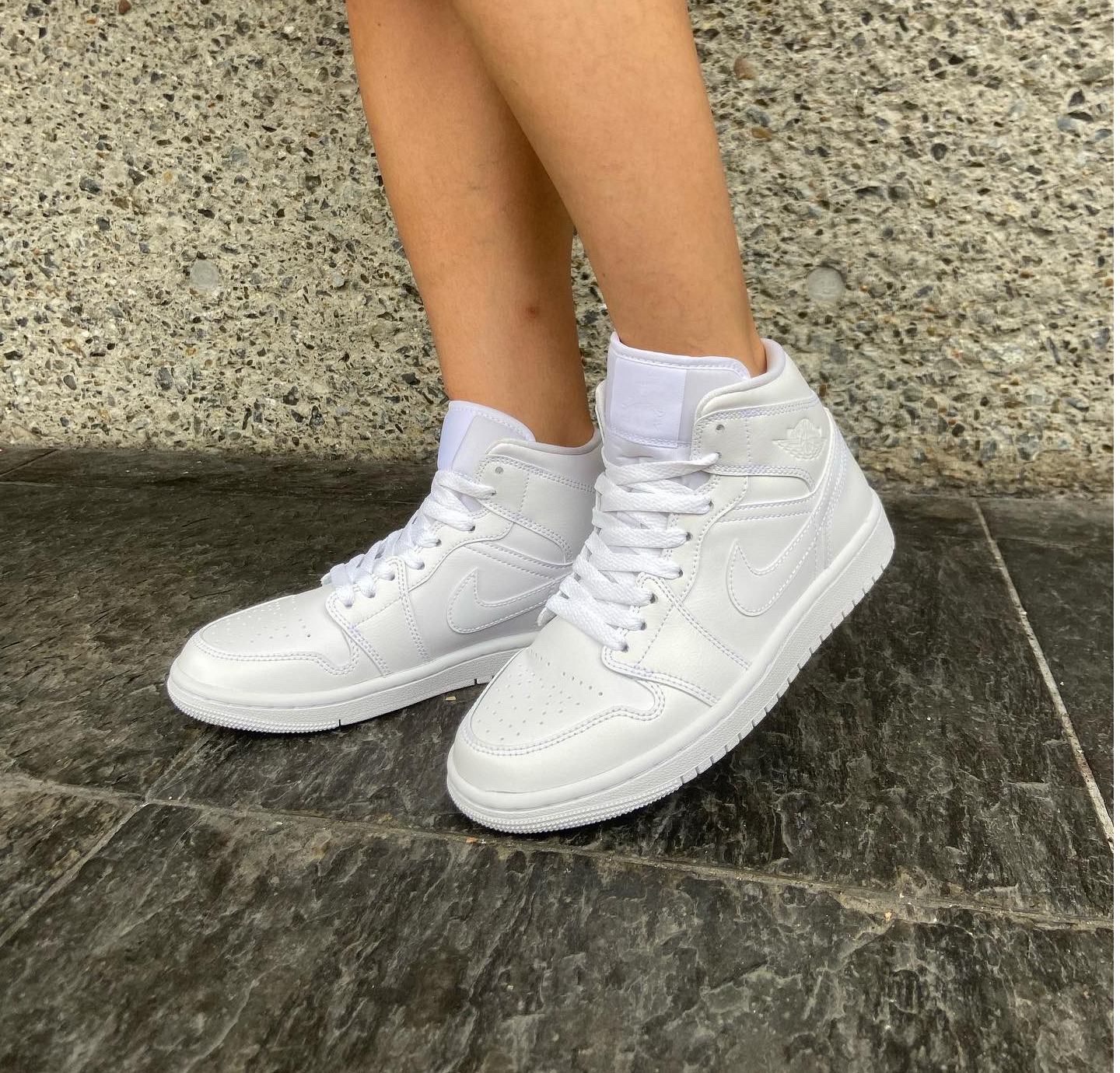 Giay Nike Air Jordan 1 Mid 'Triple White' DV0991-111