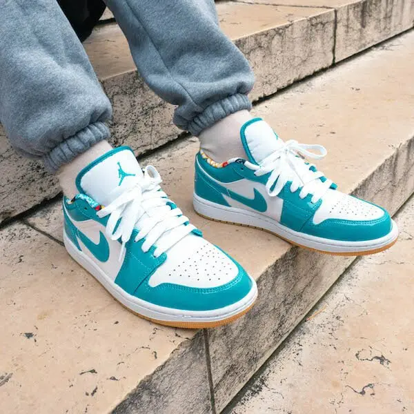 Alternative view of Giày Nike Air Jordan 1 Low SE GS 'Barcelona' DM0589-400