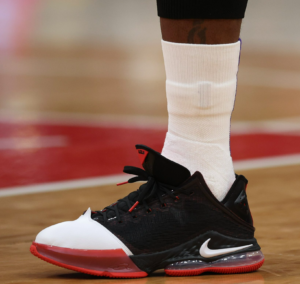 Alternative view of Giày Nike Lebron XIX Low EP 19 Bred Black Red DH1271-001