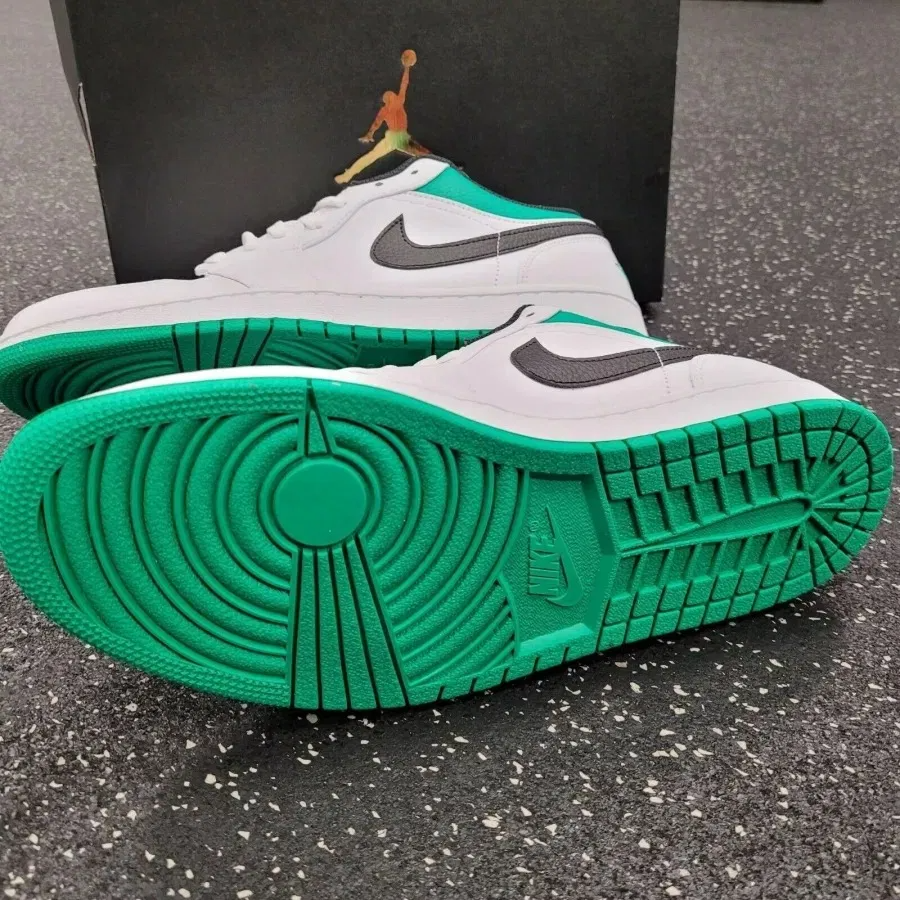 Giày Nike Air Jordan 1 Low GS 'White Lucky Green' 553560-129 - Ảnh 2