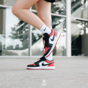Alternative view of Giày Nike Air Jordan 1 Low GS 'Bred Toe' 553560-612