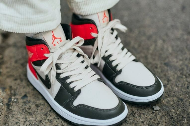 Giày Nike Wmns Air Jordan 1 Mid SE 'Newsprint' DQ6078-100 - Ảnh 5