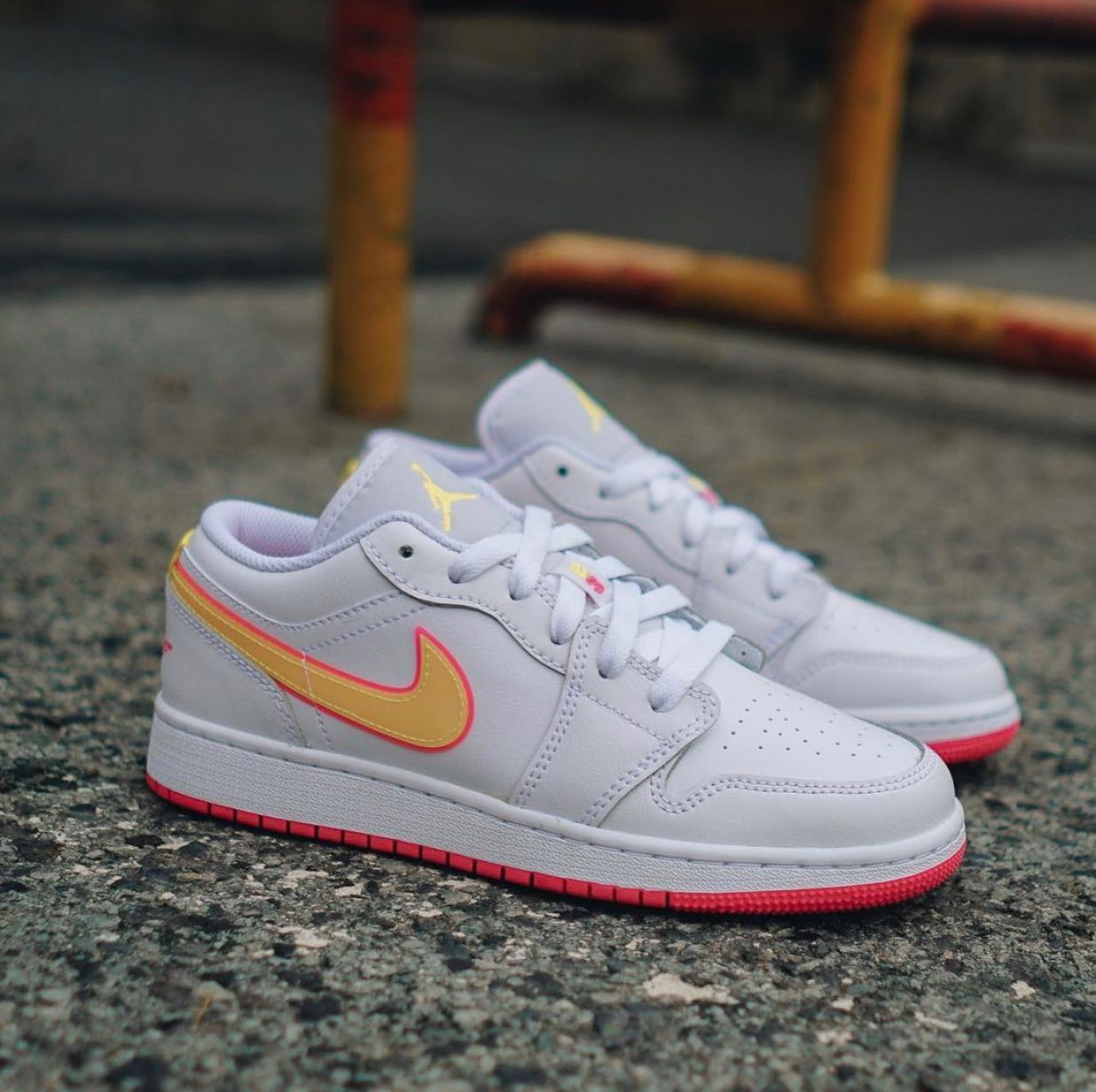 Giày Nike Air Jordan 1 Low GS 'Edge Glow' CV4610-100 - Ảnh 5