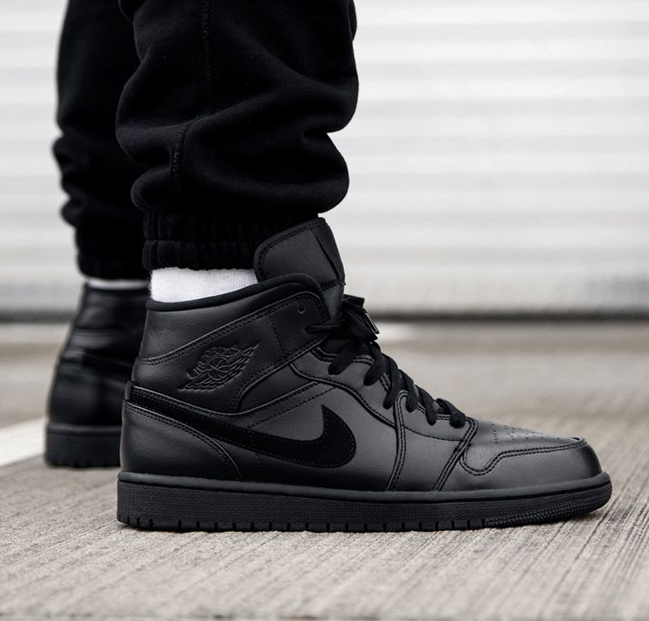 Giày Nike Air Jordan 1 Mid 'Triple Black' 554724-090 - Ảnh 2