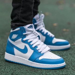 Alternative view of Giày Nike Air Jordan 1 Retro High OG BG 'UNC' 575441-117