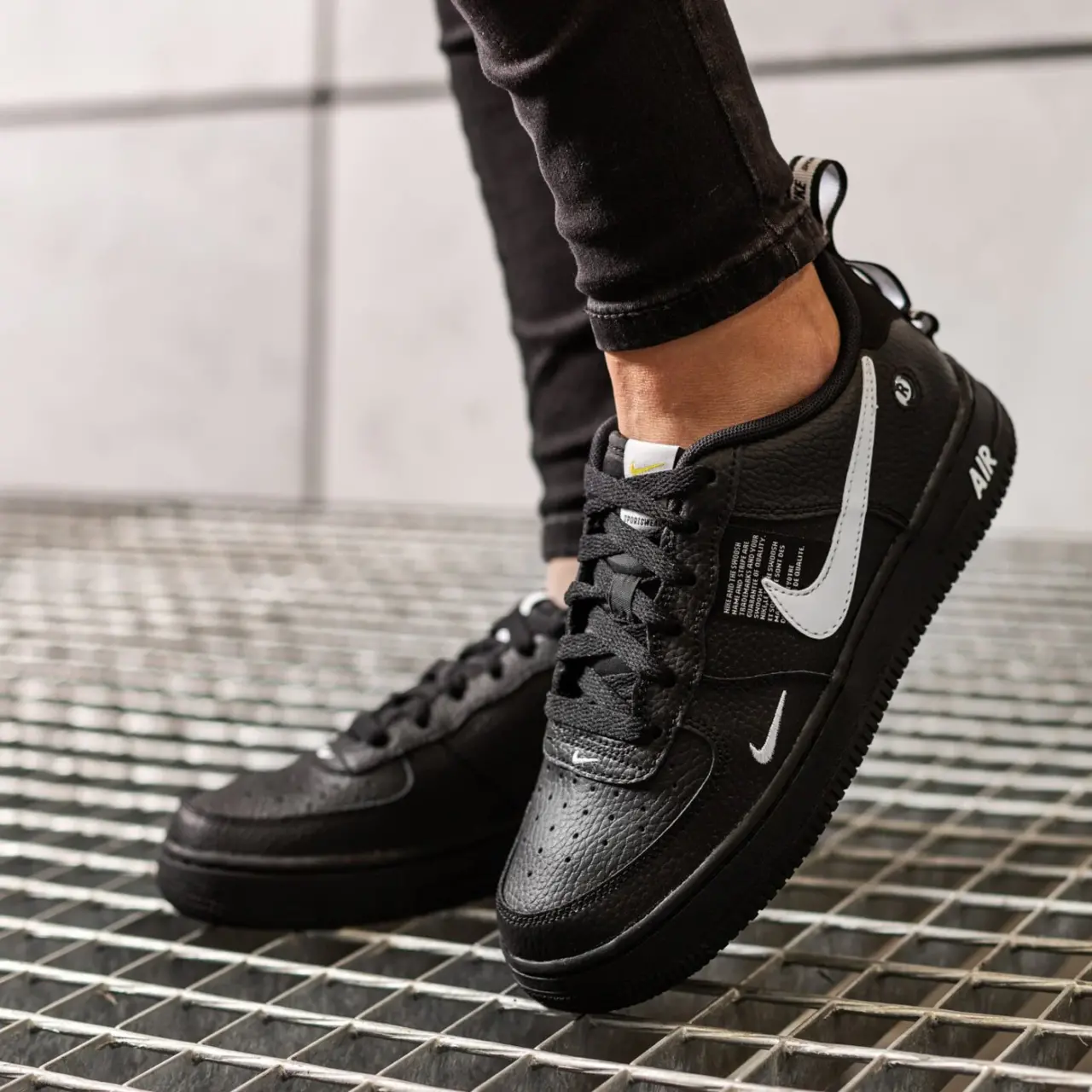 Alternative view of Giày Nike Air Force 1 Lv8 Utility GS 'Overbranding' AR1708-001