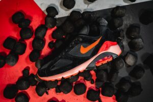 Alternative view of Giày Nike Air Max 180 'Fire and Ice' AV3734-001