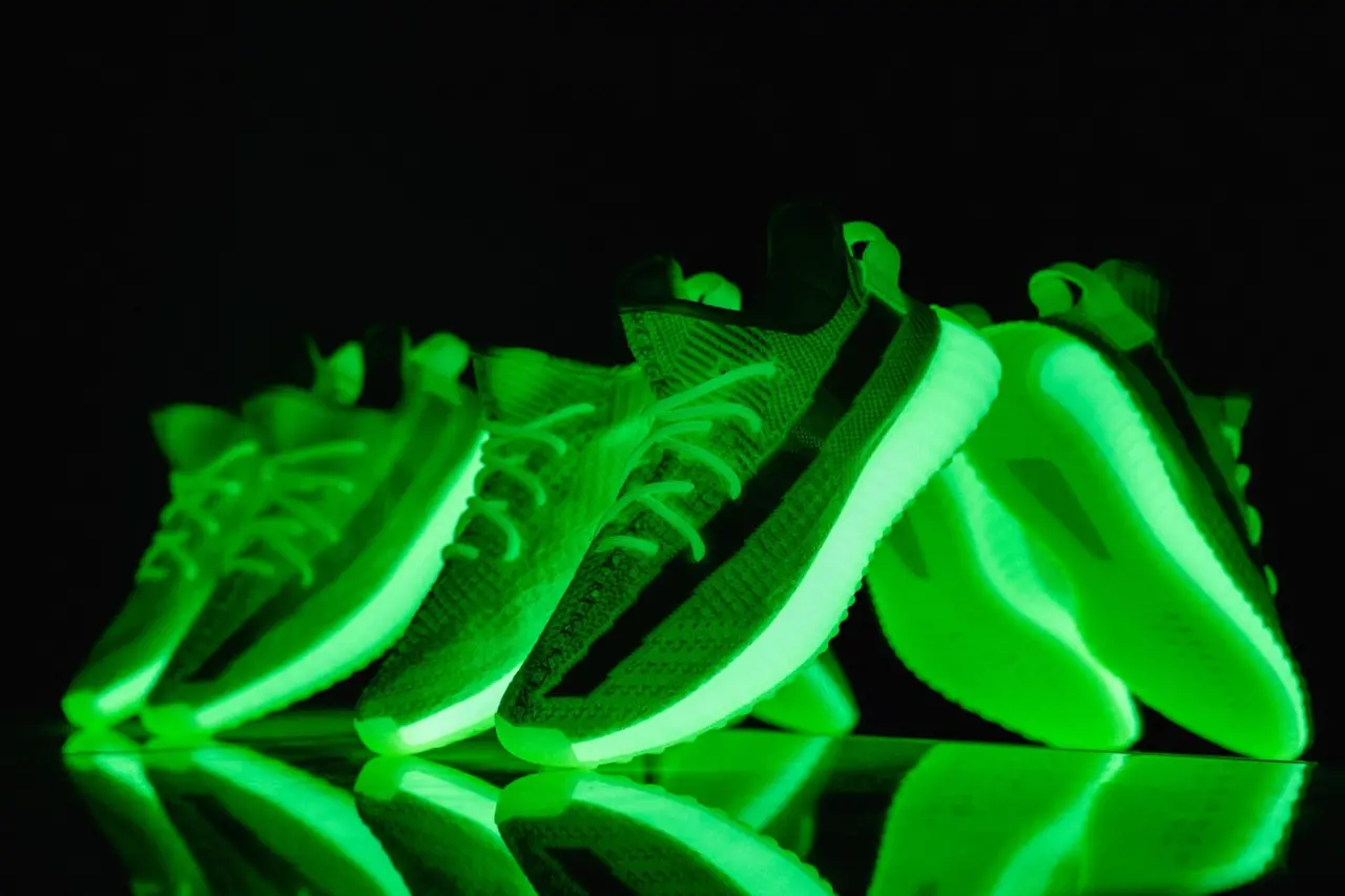 Alternative view of Giày Adidas Yeezy Boost 350 V2 'Glow' EG5293