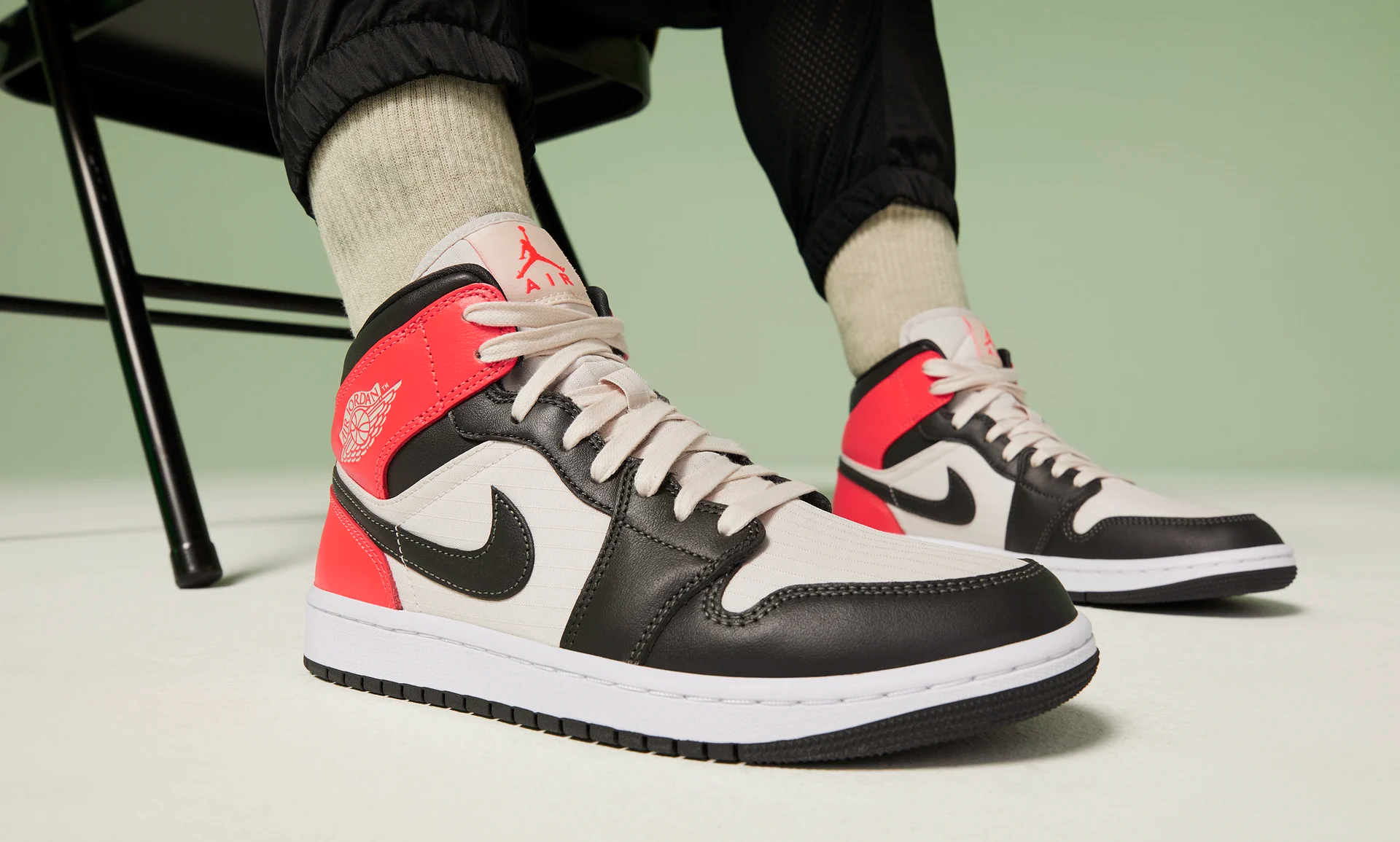 Giày Nike Wmns Air Jordan 1 Mid SE 'Newsprint' DQ6078-100 - Ảnh 2