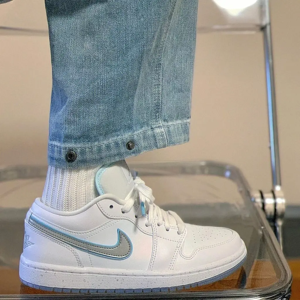 Alternative view of Giày Nike Air Jordan 1 Low SE 'Dare To Fly' FB1874-101