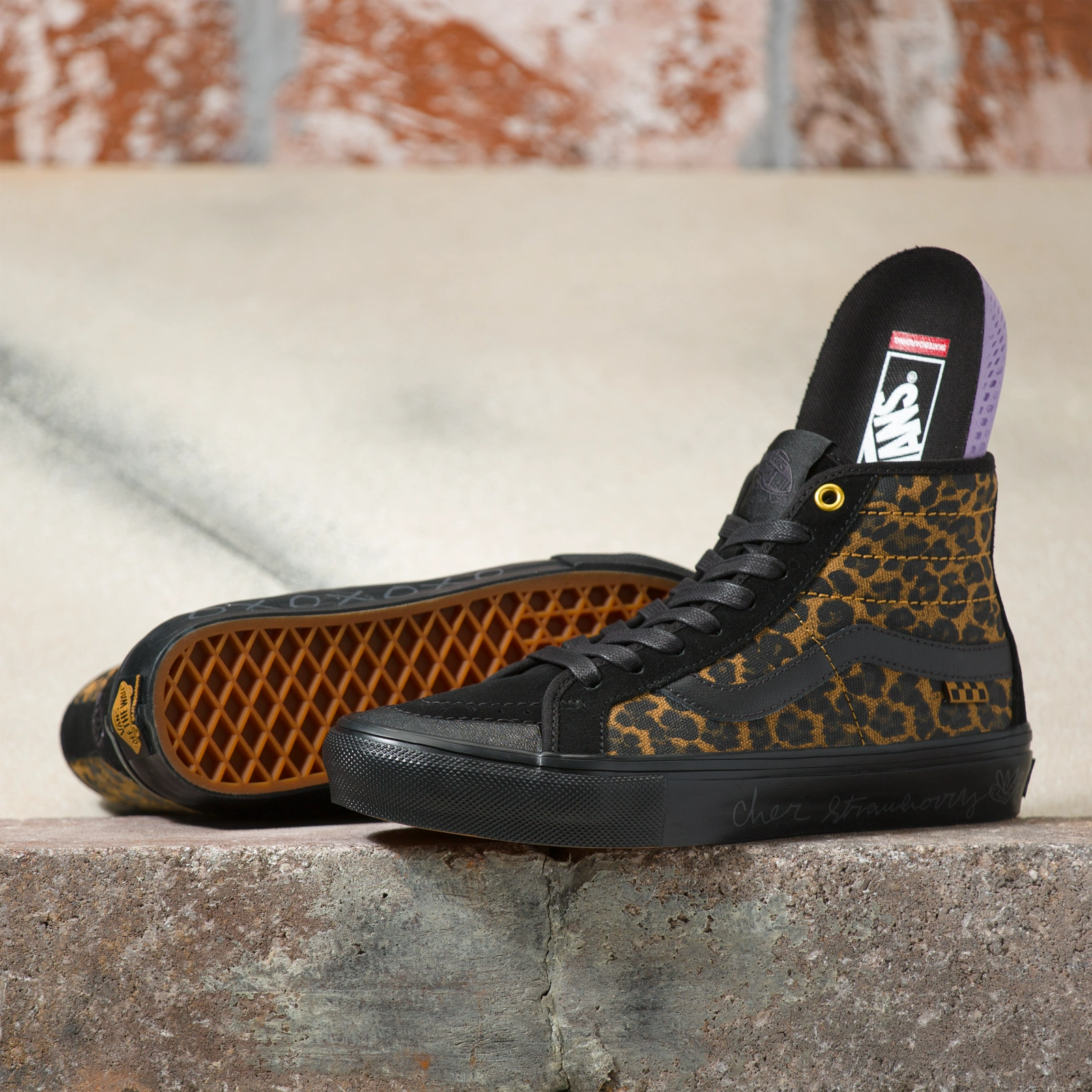 Giay Vans Cher Strauberry x Skate Sk8-Hi Decon 'Cheetah' VN0A5KYB9CY