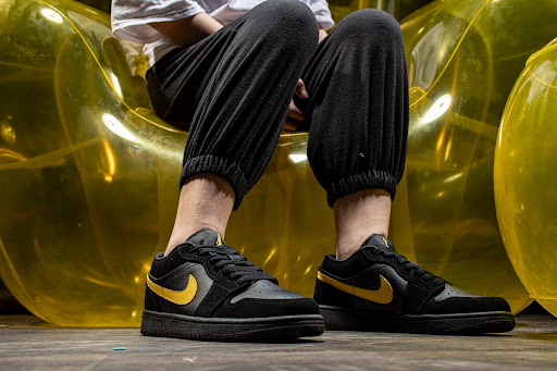 Giày Nike Air Jordan 1 Low 'Black University Gold' 553558-071 - Ảnh 3