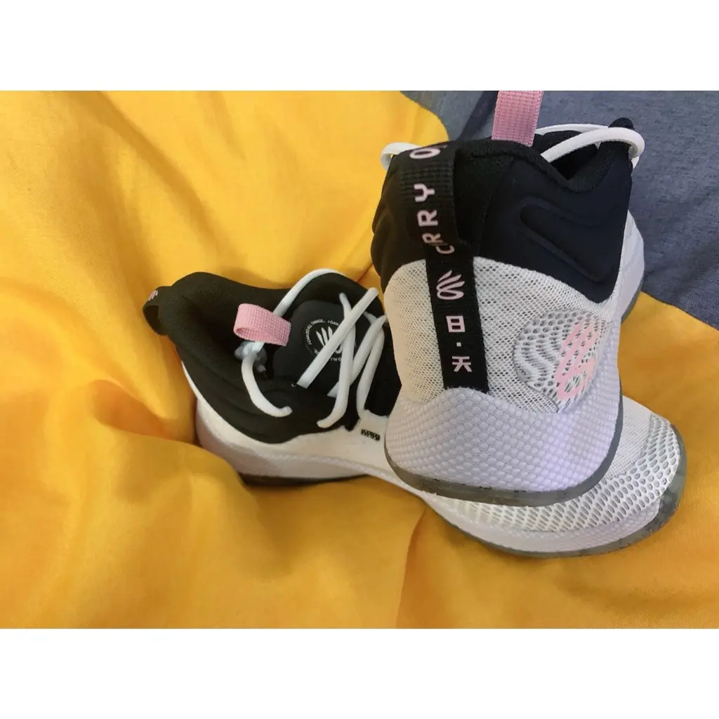 Alternative view of Giày Under Armour Curry HOVR Splash 3025370-100