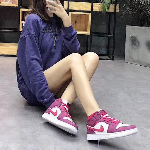 Alternative view of Giày Nike Air Jordan 1 Mid GS 'Rush Pink' 555112-661