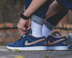 Alternative view of Giày Nike Air Jordan 1 Low SE GS 'Denim' DM4692-400