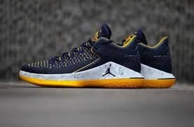 Alternative view of Giày Nike Air Jordan 32 Low 'Michigan Wolverines' AA1256-405