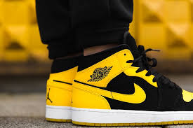 Giày Nike Air Jordan 1 Mid 'Yellow Toe' 852542-071 - Ảnh 3