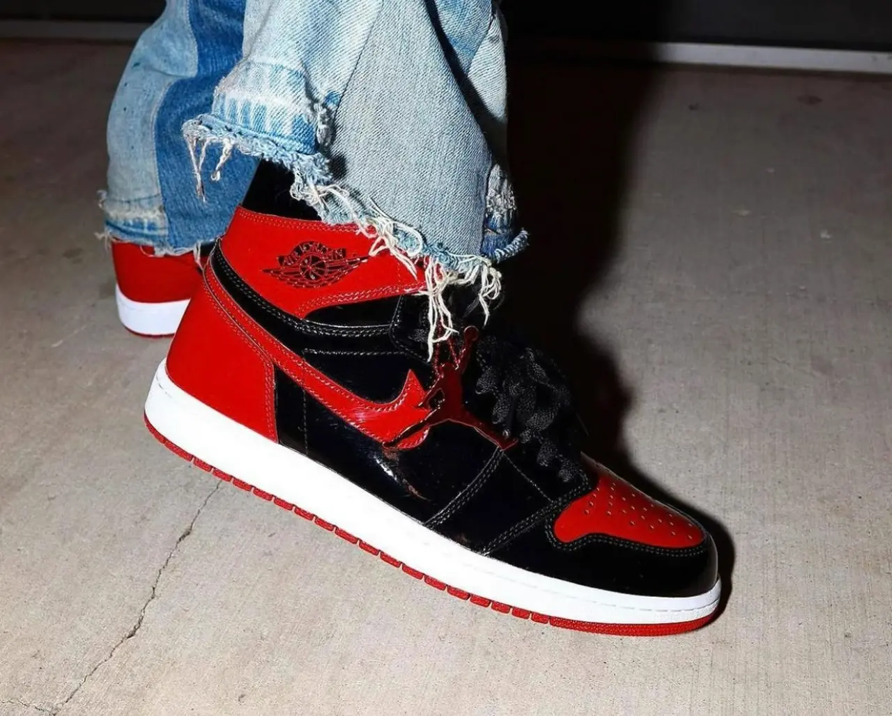 Alternative view of Giày Nike Air Jordan 1 Retro High OG (GS) 'Patent Bred' 575441-063