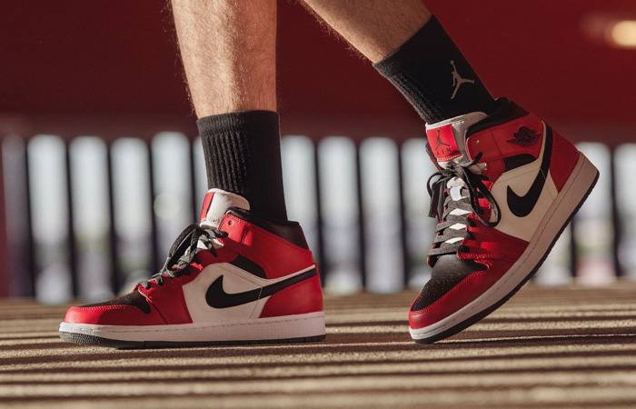 Giày Nike Air Jordan 1 Mid 'Chicago Black Toe' 554724-069 - Ảnh 7