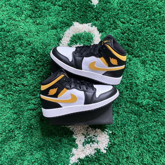 Giày Nike Air Jordan 1 Mid GS 'Black University Gold' 554725-177 - Ảnh 5