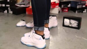 Alternative view of Giày Nike Air Jordan 11 BG 'Legend Blue' 378038-117