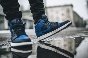 Alternative view of Giày Nike Air Jordan 1 Mid 'Obsidian Game Royal' 554724-412