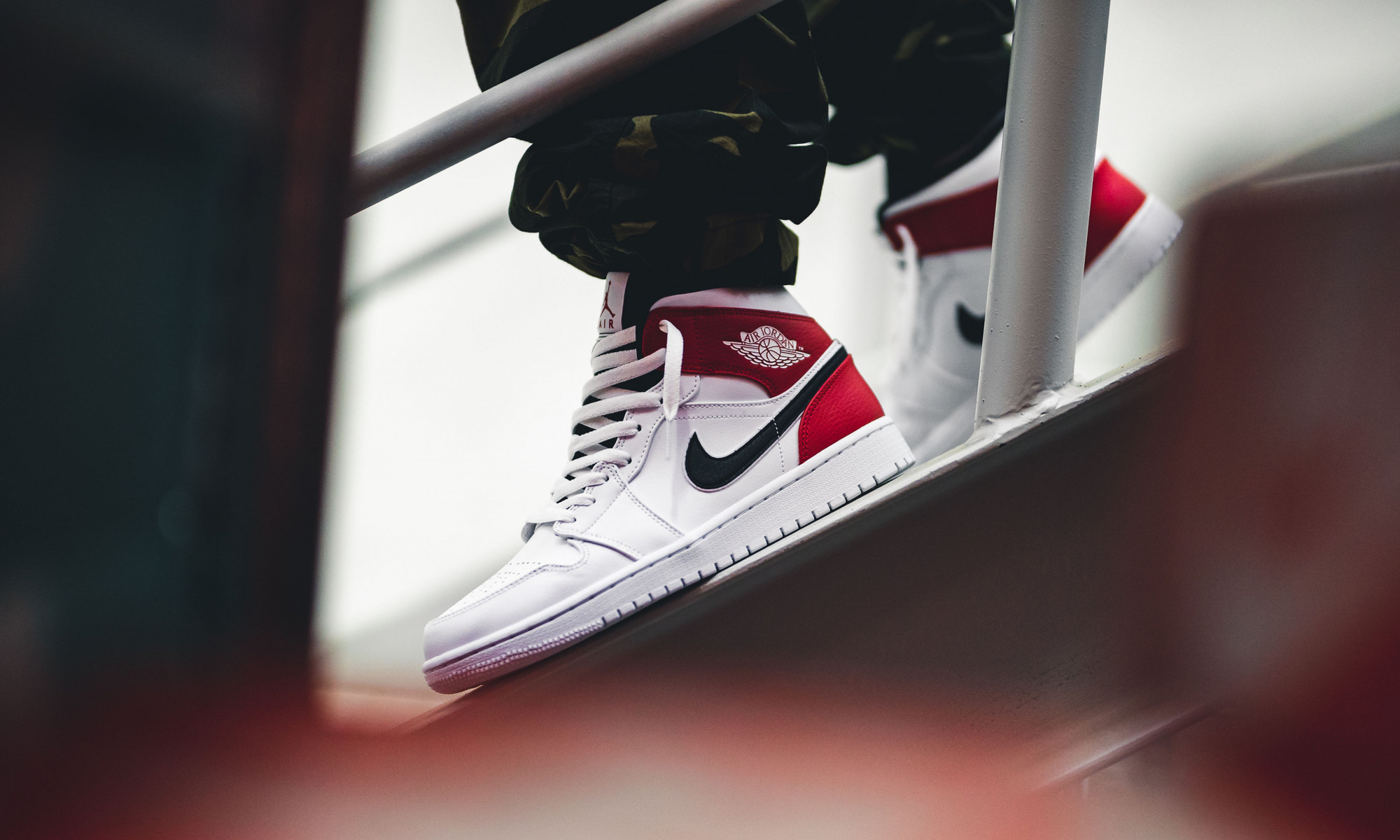 Giày Nike Air Jordan 1 Mid 'White Chicago Remix' 554724-116 - Ảnh 4