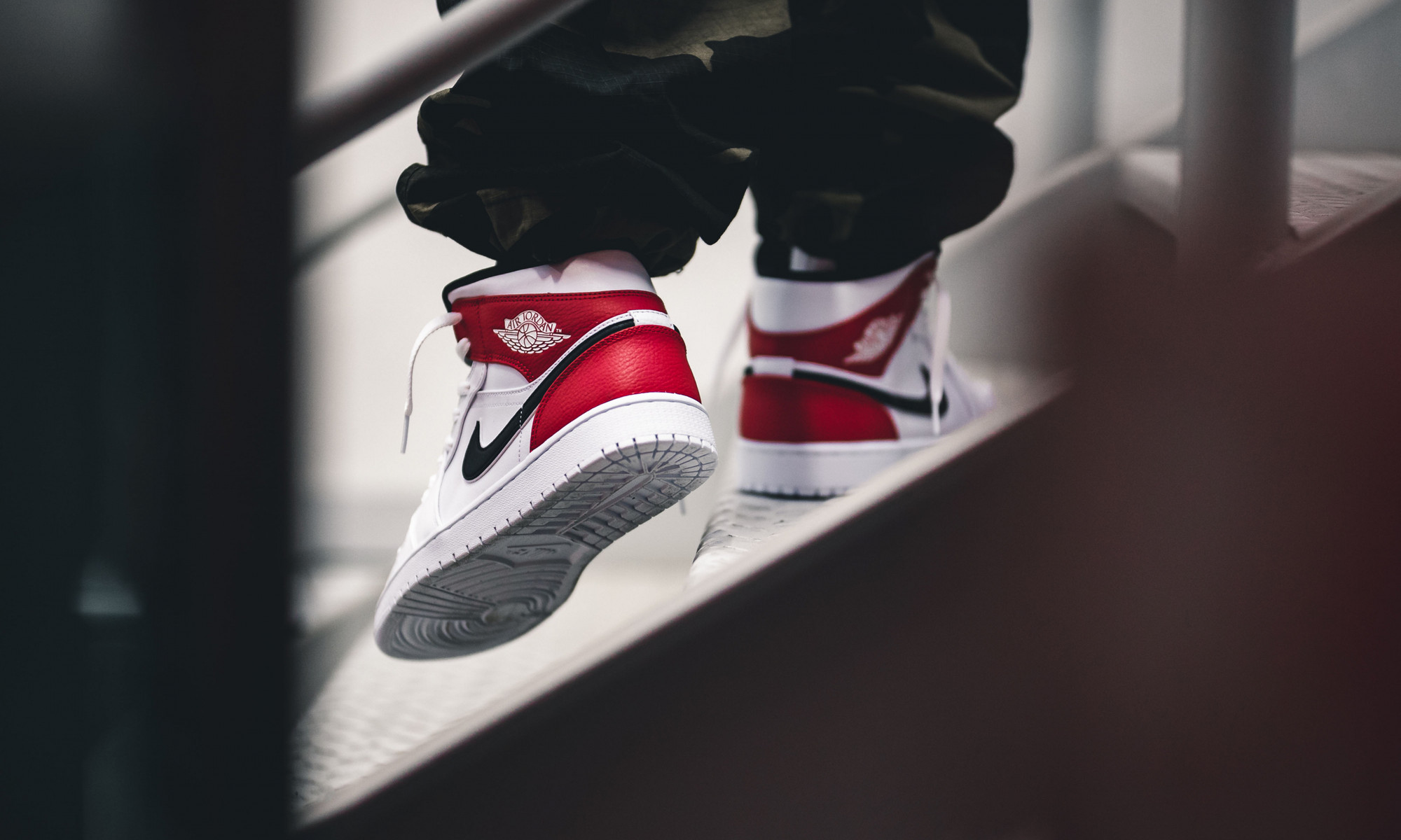 Giày Nike Air Jordan 1 Mid 'White Chicago Remix' 554724-116 - Ảnh 6