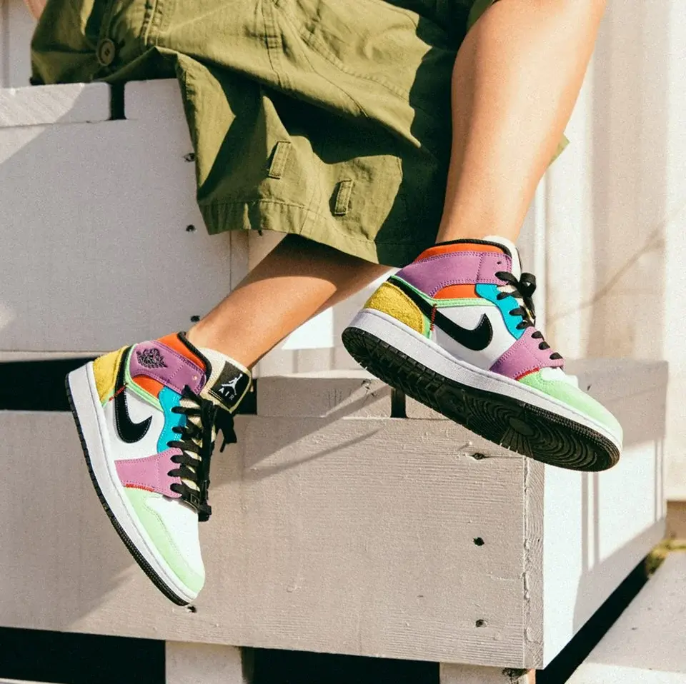 Alternative view of Giày Nike Air Jordan 1 Mid SE 'Lightbulb' CW1140-100