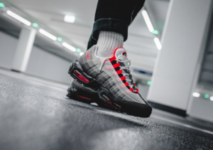 Alternative view of Giày Nike Air Max 95 OG 'Solar Red' AT2865-100