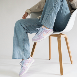 Alternative view of Giày Nike Dunk Low 'Easter' 2022 DD1503-001