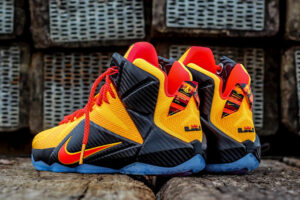 Alternative view of Giày Nike LeBron 12 'CLE' 684593-830