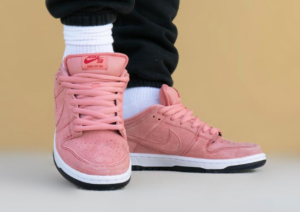 Alternative view of Giày Nike SB Dunk Low SB 'Pink Pig' CV1655-600