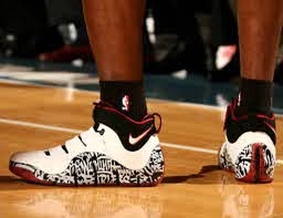 Alternative view of Giày Nike LeBron 17 EP 'LeBron 4 Graffiti' CT6052-100