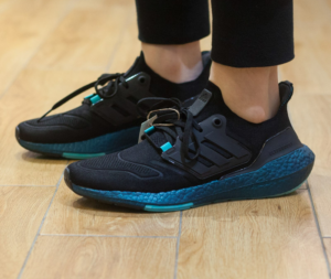 Alternative view of Giày Adidas Ultra Boost 22 'Black Blue' GX5564
