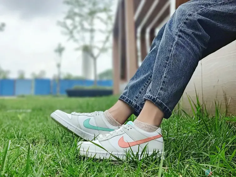 Alternative view of Giày Nike Dunk Low GS 'Tropical Twist' CW1590-101