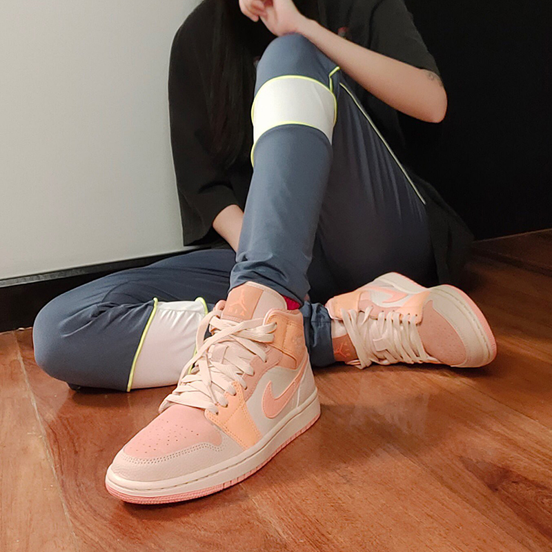 Giày Nike Wmns Air Jordan 1 Mid 'Apricot' DH4270-800 - Ảnh 2