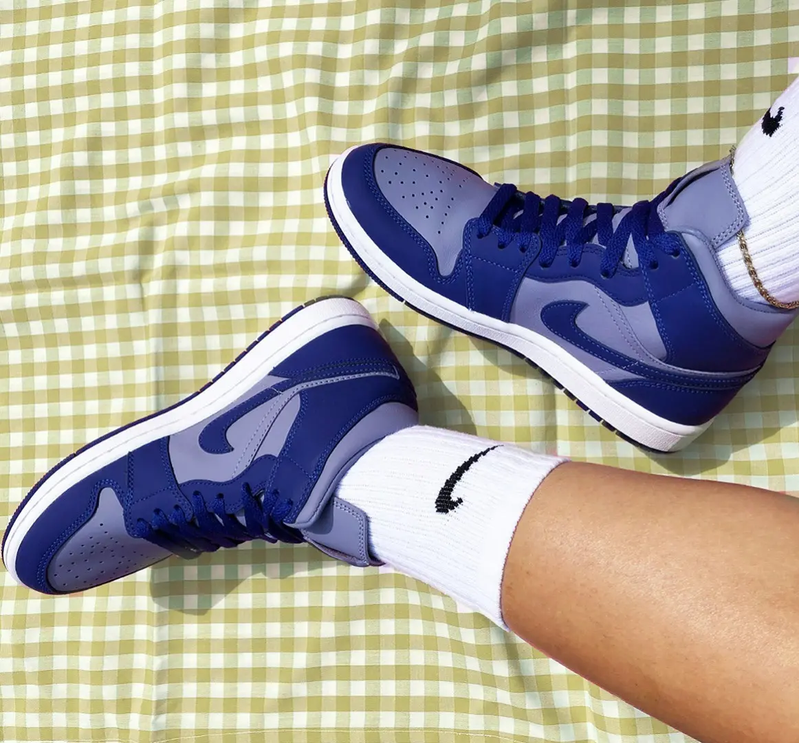 Alternative view of Giày Nike Air Jordan 1 Mid 'Appears In Georgetown Colors' DH7821-500